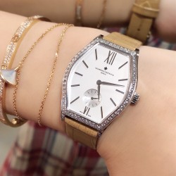 实拍 江诗丹顿-Vacheron Constantin 作为世界上历史悠久的钟表制造商从未停止生产，秉承悉力以赴，精益求精的品牌座右铭，其中有一款-Malte系列25530/000R-9742，经典酒桶型婉表，防磨水晶镜面，内部经反光处理，配置瑞士原装石英机芯，尺寸28.40*38.67毫米，厚度7.28毫米。表壳电镀18K白金/玫瑰金，表带有布绢带，牛皮带两种选择，针扣配带.市面最高版本，你值得拥有！