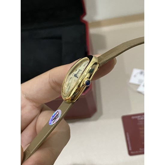鳄鱼皮版本DR工厂 卡地亚浴缸 全网独家首发❗️Baignoire浴缸系列腕表,典雅欧风浴缸形状,完美演绎卡地亚的经典美学,涌现腕表设计的焕新力量卡家又一经典之作浴缸系列。实物拿到手的时候大吃一惊,颜值高 !椭圆外型的感觉正是典雅欧风浴缸形状,这也太好看了吧!Baignoire浴缸系列腕表,小号表款,石英机芯。镶嵌一颗凸圆形蓝宝石。镀银表盘,剑形蓝钢指针,蓝宝石水晶镜面。灰褐色鳄鱼皮表带。表壳尺寸:32x26毫米厚度:8毫米防水深度3巴(约30米)生活防水。 鳄鱼皮版本DR工厂 卡地亚浴缸 全网独家首发❗️Baignoire浴缸系列腕表,典雅欧风浴缸形状,完美演绎卡地亚的经典美学,涌现腕表设计的焕新力量卡家又一经典之作浴缸系列。实物拿到手的时候大吃一惊,颜值高 !椭圆外型的感觉正是典雅欧风浴缸形状,这也太好看了吧!Baignoire浴缸系列腕表,小号表款,石英机芯。镶嵌一颗凸圆形蓝宝石。镀银表盘,剑形蓝钢指针,蓝宝石水晶镜面。灰褐色鳄鱼皮表带。表壳尺寸:32x26毫米厚度:8毫米防水深度3巴(约30米)生活防水。