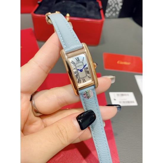 卡地亚-美国坦克-Cartier Tank Amricaine腕表,小号表款,三码合一。采用蓝宝水石晶镜面,瑞士石英机芯。原版开模,精钢表壳,八角形表冠,镶嵌一颗合成蓝色尖晶石,镀银表盘,剑形蓝钢指针,搭配原装光面折叠表扣,采用进口多色小牛皮。腕大表器优雅,深行受家青睐。表壳尺寸:34.80 x 19.00毫米。 卡地亚-美国坦克-Cartier Tank Amricaine腕表,小号表款,三码合一。采用蓝宝水石晶镜面,瑞士石英机芯。原版开模,精钢表壳,八角形表冠,镶嵌一颗合成蓝色尖晶石,镀银表盘,剑形蓝钢指针,搭配原装光面折叠表扣,采用进口多色小牛皮。腕大表器优雅,深行受家青睐。表壳尺寸:34.80 x 19.00毫米。