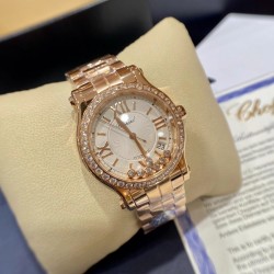 《YF出品》萧邦Happy Diamonds系列在女士腕表当中非常具有标志性，这款腕表拥有36和30毫米的腕表直径，对于大部分女士来说这个尺寸刚刚好。极具标志性的表壳设计搭配银色表盘，盘面上转动的钻石是萧邦Happy Diamonds最大的亮点设计所在。腕表搭载了自动上链机芯，能够为腕表提供42个小时的动力储存。。。YF臻品（2021新鲜上市）：萧邦HAPPY DIAMONDS系列274893-5003腕表（精钢-玫瑰金-白色贝壳表盘，7颗彩色活动钻石，2892-2全自动机械，36毫米）