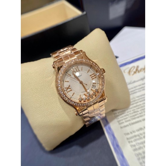《YF出品》萧邦Happy Diamonds系列在女士腕表当中非常具有标志性,这款腕表拥有36和30毫米的腕表直径,对于大部分女士来说这个尺寸刚刚好。极具标志性的表壳设计搭配银色表盘,盘面上转动的钻石是萧邦Happy Diamonds最大的亮点设计所在。腕表搭载了自动上链机芯,能够为腕表提供42个小时的动力储存。。。YF臻品(2021新鲜上市):萧邦HAPPY DIAMONDS系列274893-5003腕表(精钢-玫瑰金-白色贝壳表盘,7颗彩色活动钻石,2892-2全自动机械,36毫米) 《YF出品》萧邦Happy Diamonds系列在女士腕表当中非常具有标志性,这款腕表拥有36和30毫米的腕表直径,对于大部分女士来说这个尺寸刚刚好。极具标志性的表壳设计搭配银色表盘,盘面上转动的钻石是萧邦Happy Diamonds最大的亮点设计所在。腕表搭载了自动上链机芯,能够为腕表提供42个小时的动力储存。。。YF臻品(2021新鲜上市):萧邦HAPPY DIAMONDS系列274893-5003腕表(精钢-玫瑰金-白色贝壳表盘,7颗彩色活动钻石,2892-2全自动机械,36毫米)