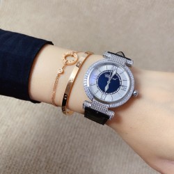 ★实拍 萧邦 CHOPARD IMPERIALE 系列腕表。独特风格带您走进一个新阶段并且成功塑造了崇尚自我表达和与众不同的生活化概念，316精钢材质，此表款全手工镶嵌施华洛世奇水晶钻，成为了美式奢侈生活风格的代表！进口石英机芯以及精细做工，佩戴贴手舒适，设计风格简约明朗。充满奢华璀璨的气息，光彩夺人、让你瞬间提升华丽的气质 ！