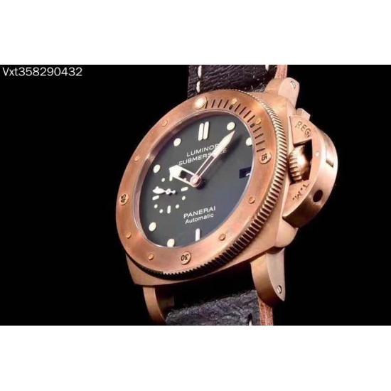 VS沛纳海 Pam382 升级V2啦！[色]。机芯功能升级：时针单独调时  通过时针调历。机芯背透 ：摆轮与正品一致 螺丝孔位95%以上接近正品。47mm，搭载自动上链机芯，大家常说硬汉风格什么的，我觉得青铜382才是最最硬汉的沛纳海，不光在造型上够钢猛，青铜材质更是在经过岁月洗礼后变得不一样，有经历，有故事，有一种沧桑感，这才是真正的硬汉！敢死队同款哦！商品规格:默认规格