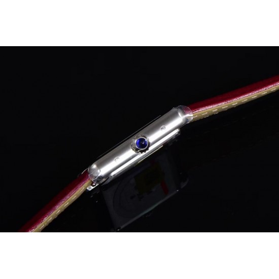 k11新款V3版卡地亚Tant Must，凭借简约而精准的线条，被视为卡地亚优雅风格的典范之作。在保持原版设计的基础上革新表款设计，表耳变得更加圆润， 表盘比例经过调整，有中小号25.5/22mm二个尺寸可选，卡地亚将圆珠形上链表冠镶嵌凸圆形宝石，配置超薄特制石英太阳能机芯☀️，内部结构细节[强]。盘外圈也有镶钻款式，环保皮表带和精钢表链可选。一表一码保修卡。