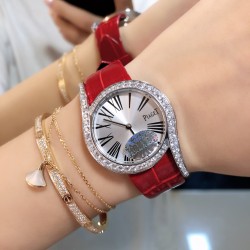实拍 中国红 伯爵 全新Piaget Lime light系列腕表，以其独特的造型，引领着时尚界的风潮，更是邀请到国际巨星巩俐倾情代言，必将成为伯爵品牌全新的识别69式印，瑞士石英32mm 白金电镀 认准独家实拍细节品质！