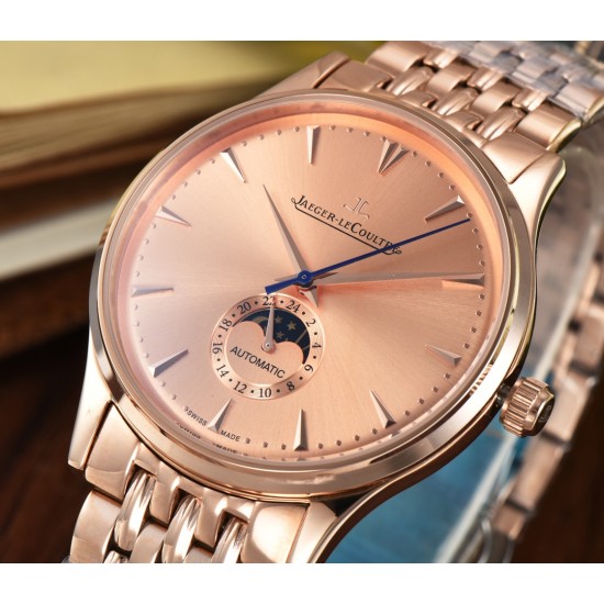 Jaeger-leCoultre Master Ultra Thin Moon积家超薄月相大师系列42mm腕表,简洁的线条设计,赏心悦目的表盘。 显示令表盘尽显活力,6位24小时指针宛如一幕和谐美妙的腕上芭蕾。透过玻璃底盖,机芯运行一目了然。这款厚度仅5.8毫米的超薄机芯向世人证实,超凡的技艺和极尽复杂的功能可以在狭小的空间内完美展现。顶级出品 精品不断 Jaeger-leCoultre Master Ultra Thin Moon积家超薄月相大师系列42mm腕表,简洁的线条设计,赏心悦目的表盘。 显示令表盘尽显活力,6位24小时指针宛如一幕和谐美妙的腕上芭蕾。透过玻璃底盖,机芯运行一目了然。这款厚度仅5.8毫米的超薄机芯向世人证实,超凡的技艺和极尽复杂的功能可以在狭小的空间内完美展现。顶级出品 精品不断