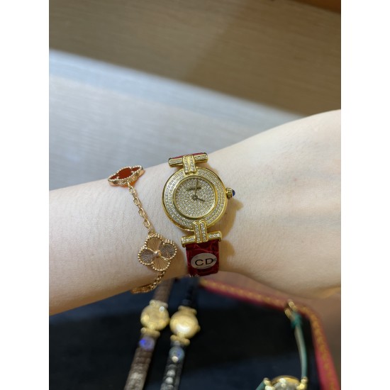 鳄鱼皮新品发布 奢华版满天星镶钻表盘卡地亚小旋风must de小金表vintage中古断货王，性价比高闭眼入。神仙颜值美绝trinity，小孩子才做选择，成年人都是all in![色]表径24mm，超薄厚度5.8mm，搭载瑞士石英机芯，罗马刻度奶油盘，简洁大两针，后镶天然美钻搭配鳄鱼皮表带更奢华超级闪。可仙可盐可甜，精致优雅上手绝美。时尚是一个经典的轮回～说不定今年的复古风，你就是走得最驾轻就熟的一个。推荐指数：⭐⭐⭐⭐⭐