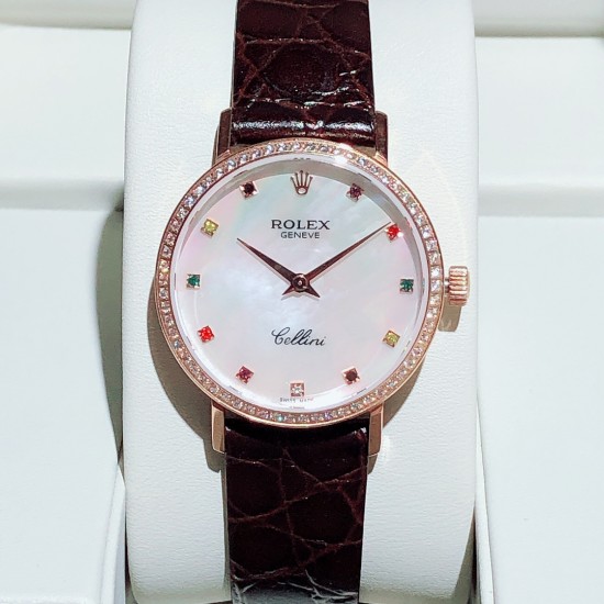 实拍 劳力士2020新品女性腕表 高级腕表ROLEX,一见倾心。劳力士切利尼女款奢华版惊艳上市,表面镶嵌12颗施洛华世奇彩钻,蕴意生命多姿多彩。表盘32尺寸,适配所有女神的手腕。手表搭载进口9015机芯,厚度仅为8毫米,足够薄,让您佩戴更舒适 实拍 劳力士2020新品女性腕表 高级腕表ROLEX,一见倾心。劳力士切利尼女款奢华版惊艳上市,表面镶嵌12颗施洛华世奇彩钻,蕴意生命多姿多彩。表盘32尺寸,适配所有女神的手腕。手表搭载进口9015机芯,厚度仅为8毫米,足够薄,让您佩戴更舒适