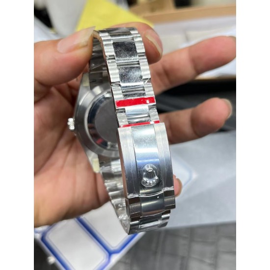 ROLEX 劳力士 蚝式恒动日志型41mm系列腕表,直径41mm,经典的蚝式表壳搭配三角坑纹外圈,把头采用旋入式设计,抗刮损蓝水晶玻璃,防反光凸透式放大(2.5倍)日历窗,隐蔽式摺叠皇冠带扣,矜持有度秀而不媚 恒久优雅! ROLEX 劳力士 蚝式恒动日志型41mm系列腕表,直径41mm,经典的蚝式表壳搭配三角坑纹外圈,把头采用旋入式设计,抗刮损蓝水晶玻璃,防反光凸透式放大(2.5倍)日历窗,隐蔽式摺叠皇冠带扣,矜持有度秀而不媚 恒久优雅!