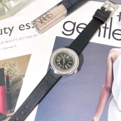 新方钻 伯爵-PIAGET，POSESSION时来运转系列，女士皮带腕表，镶饰方钻石，旋转圈口。这款高级女士腕表以Posession系列的标志性旋转圆环为灵感，搭配璀璨钻石彰显标志性风格，进口瑞士机芯，蓝宝石水晶玻璃，采用原装针式表扣佩戴方便！尺寸:29mm实物拍摄品质如一！