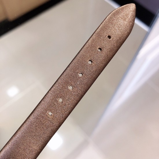 实拍 宝玑-Bregute、那不勒斯皇后系列瑞士石英搭配娟丝小牛皮 经过宝玑的再次演绎,已经成为了一件艺术品。充满贵族色彩的腕表设计渊源,还有宝玑引以为傲的制表工艺,都无不让人称奇与称赞。这款奢华复古的腕表散发着独特的魔力,悄悄走进了女人的心中,成为了她们梦寐以求的宝物之一! 实拍 宝玑-Bregute、那不勒斯皇后系列瑞士石英搭配娟丝小牛皮 经过宝玑的再次演绎,已经成为了一件艺术品。充满贵族色彩的腕表设计渊源,还有宝玑引以为傲的制表工艺,都无不让人称奇与称赞。这款奢华复古的腕表散发着独特的魔力,悄悄走进了女人的心中,成为了她们梦寐以求的宝物之一!