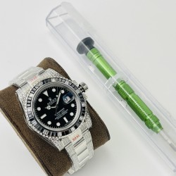 【VRS Factory2022墙裂推荐 市场最高版本】奢华大作，劳力士Rolex SUB潜航者后镶钻定制版！是奢华闪耀与永不退色的融合，更是经典潮流的不二之选！1⃣️【表壳】直径40MM。每一颗钻石/彩宝均来自奥地利（施华洛世奇原产地）经过严格的筛选，确保颜色，大小，火彩统一，专业珠宝镶嵌师精心镶嵌。2⃣️【表带】跟官网同步，904L蚝式钢完美还原坚固耐用的优良血统，效果可媲美原装。3⃣️【机芯】采用复刻界的机芯之王——搭配3135自动上旋机芯。VRS Factory匠心力作 敬请各路表友品鉴！