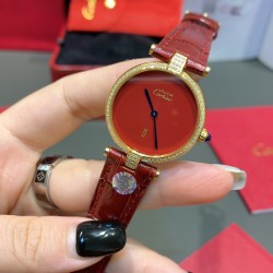 经典永不过时的Cartier卡地亚圆盘中古腕表YYDS❤️一只很复古情结的卡地亚mustbe它来了。30mm表盘大小刚刚好，优雅大方且不失气质的韵味，蓝宝石把头在阳光下依旧纯洁透亮闪耀✨设计大气且耐看，卡地亚罗马文字表盘复古时尚，设计大气且耐看，蓝宝石水晶镜面，表盘两头以简洁的T形金属衔接表带，采用意大利牛皮表带，压鳄鱼纹花色，双面皮透气好，中古美表不仅满满的vintage韵味，酷辣御姐或温柔甜姐都可驾驭的加分款