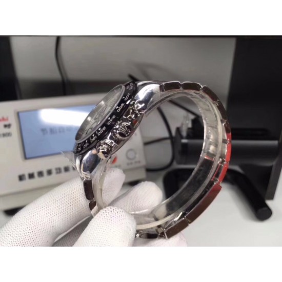 ROLEX 劳力士 专柜，和他们谈起热门款很少有货，Sales大姐说：劳力士从来不缺客户，缺的是货[捂脸]其实的确，说话是牛逼，但是是事实！绿水鬼很火吧，但迪通拿貌似逼格更高。9万多的公价已经被炒到了15万，肯定会破17！是真正一表难求。