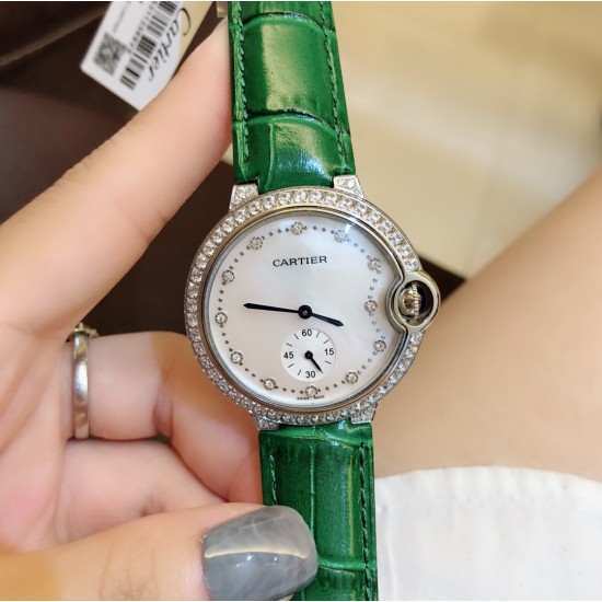 卡地亚 CARTIER 蓝气球奢华系列,316L精钢材质,简约又别具品味,摒弃了现代盛行的繁复华丽的修饰,以简约重新诠释唯美,打造独家高品质,采用高级珍珠贝母制作出表盘,优雅精致高贵气质尽显无漏。尺寸36mm*12mm。 卡地亚 CARTIER 蓝气球奢华系列,316L精钢材质,简约又别具品味,摒弃了现代盛行的繁复华丽的修饰,以简约重新诠释唯美,打造独家高品质,采用高级珍珠贝母制作出表盘,优雅精致高贵气质尽显无漏。尺寸36mm*12mm。