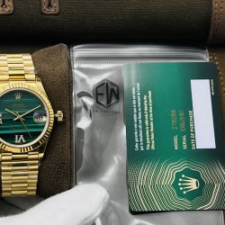 【EW Factory2021墙裂推荐】最美劳.力士Rolex蚝式恒动日志型31MM系列女士腕表！1⃣️搭配瑞士进口机芯，品质稳定可靠！2⃣️与原装一致厚度11毫米，表径31毫米！修正市场其它版本不足，市场其它版本尺寸厚度不对，一眼假！3⃣️天然孔雀石表面，每一块都是独一无二！4⃣️ 一体成型中层表壳，旋入式底盖及上链表冠！5⃣️顶级做工，每条表带与表耳完美契合，给予手腕最高的舒适度！每个极致的细节都是EW Factory匠心开发的精品精髓！欢迎您的品鉴！