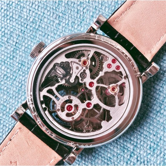实拍 新品上市 法兰克穆勒 FRANCK MULLER 完美无瑕的设计,FM陀飞轮腕表震撼上市。腕表采用镂空式布局设计。机芯全貌一目了然,将复杂和神秘的陀飞轮装置完美显现。【重点介绍】采用精准稳定的海鸥陀飞轮手动机芯。丰满的机械感,。不仅将陀飞轮的机械美体现恰当,更是将她的神秘一览无遗的完美展示。【精彩细节】360度无死角镜面抛光,完美表达陀飞轮腕表高端大方的气质。意大利小牛皮表带,材质柔软,佩戴透气舒适,完美还原正品感觉。TW出品FM---GIGA陀飞轮,给您带来不一样的奢华体验! 实拍 新品上市 法兰克穆勒 FRANCK MULLER 完美无瑕的设计,FM陀飞轮腕表震撼上市。腕表采用镂空式布局设计。机芯全貌一目了然,将复杂和神秘的陀飞轮装置完美显现。【重点介绍】采用精准稳定的海鸥陀飞轮手动机芯。丰满的机械感,。不仅将陀飞轮的机械美体现恰当,更是将她的神秘一览无遗的完美展示。【精彩细节】360度无死角镜面抛光,完美表达陀飞轮腕表高端大方的气质。意大利小牛皮表带,材质柔软,佩戴透气舒适,完美还原正品感觉。TW出品FM---GIGA陀飞轮,给您带来不一样的奢华体验!