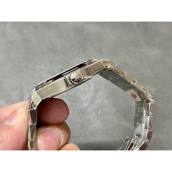 江诗丹顿 纵横四海腕表 原装一比一尺寸:直径42mm,厚度9.7mm。做工强悍,99%数 据抄写克隆,光表壳就用了40余件散件组成。源自尊达大师的设计,粗犷的表壳,尽显男人阳刚之气,干净的盘面,简单的大三针日历,采用9015进口机芯,后盖和原装一样的腐蚀印字工艺,镌刻帆船图案,象征着扬帆起航,纵横四海的寓意,僵尸中最热门的款式之一! 江诗丹顿 纵横四海腕表 原装一比一尺寸:直径42mm,厚度9.7mm。做工强悍,99%数 据抄写克隆,光表壳就用了40余件散件组成。源自尊达大师的设计,粗犷的表壳,尽显男人阳刚之气,干净的盘面,简单的大三针日历,采用9015进口机芯,后盖和原装一样的腐蚀印字工艺,镌刻帆船图案,象征着扬帆起航,纵横四海的寓意,僵尸中最热门的款式之一!