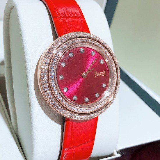 ★实拍 伯爵-PIAGET,时尚石英女款,来自Possession系列诚意推荐,魅力十足的臻品采用瑞士石英机芯,蓝宝石水晶玻璃镜面,表圈可360度旋转,在不经意的旋转之间带来不同的好心情灵动搭配,转动间,专属于你独一无二的个性造型耀目而生有光圈、单排钻和双排钻任性选择!表壳直径34mm厚度8mm。 ★实拍 伯爵-PIAGET,时尚石英女款,来自Possession系列诚意推荐,魅力十足的臻品采用瑞士石英机芯,蓝宝石水晶玻璃镜面,表圈可360度旋转,在不经意的旋转之间带来不同的好心情灵动搭配,转动间,专属于你独一无二的个性造型耀目而生有光圈、单排钻和双排钻任性选择!表壳直径34mm厚度8mm。