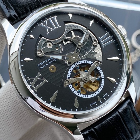 实物拍摄品牌：Chopard-萧邦 类型：[酷]男士腕表表壳：316精钢（做工优质）表带：进口小牛皮/简约针扣机芯：高级定制全自动机械机芯(走时稳定)材料：高级强化镀膜镜面尺寸：直径40mm，厚度12.5mm