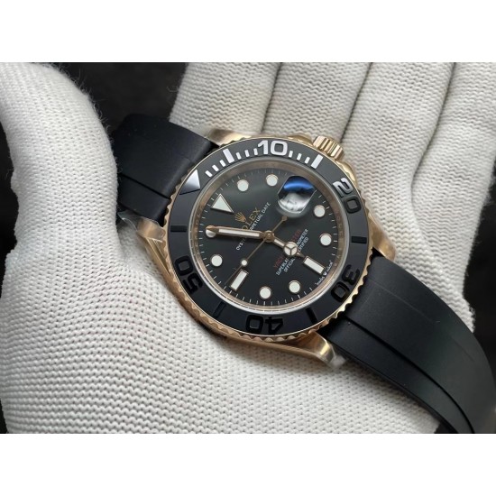 升级版全新到货，劳力士ROLEX游艇名仕型「116655」装载3135机芯，40mm 316L精钢表壳铸造18ct永恒玫瑰金，双向旋转60分钟刻度外圈配哑黑色Cerachrom陶质圈口，凸显抛光立体数字！新款Pyesterflex橡胶表带亦配备蚝式保险扣，人性化二级可剪设计，佩戴稳固从而更加舒适！字面刻度填充进口Chromalight长效果蓝色物料！原装保护胶罩，可检验圈口的外径尺寸是否与原装一致。超级复刻，只有少量，速度要快，动作要帅[机智]现下单外赠一副橡胶表带。