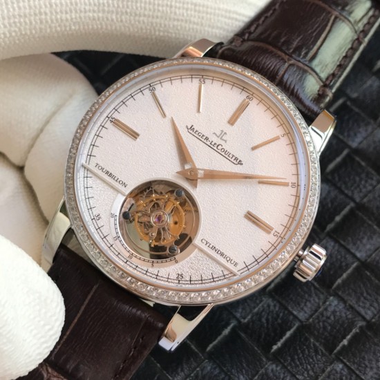 积家 大师系列 5082420(全自动真陀飞轮)2017日内瓦钟表全新推出积家Tourbillon陀飞轮系列腕表 这枚陀飞轮具有优雅的外观和精湛的工艺 表径42m 透过蓝宝石水晶玻璃底盖可一览积家全自动真陀飞轮机械机芯的律动之美 机芯以每一个28800次振频运转 积家 大师系列 5082420(全自动真陀飞轮)2017日内瓦钟表全新推出积家Tourbillon陀飞轮系列腕表 这枚陀飞轮具有优雅的外观和精湛的工艺 表径42m 透过蓝宝石水晶玻璃底盖可一览积家全自动真陀飞轮机械机芯的律动之美 机芯以每一个28800次振频运转