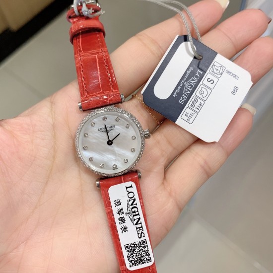 实拍 LONGINES【浪琴】新款女士腕表小巧精致,以钻石装饰、搭配色彩鲜明鳄鱼皮表带,优雅藏在细节里,时尚高雅的来凸显个人风格,优雅地停留在手腕,纯钢表壳,瑞士机芯,蓝宝石镜面, 实拍 LONGINES【浪琴】新款女士腕表小巧精致,以钻石装饰、搭配色彩鲜明鳄鱼皮表带,优雅藏在细节里,时尚高雅的来凸显个人风格,优雅地停留在手腕,纯钢表壳,瑞士机芯,蓝宝石镜面,