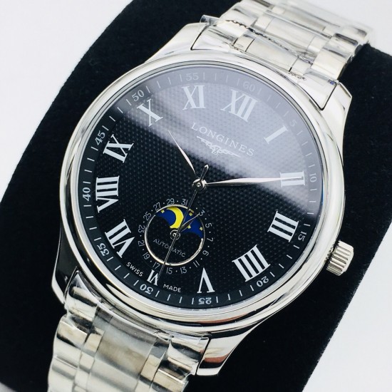 【LG Factory】新力作 浪琴Longines新款「Master Moonphase」月相日历腕表,采用ETA2824-2机芯,功能完美同步,防水深度30米,表耳线条温润流畅。表盘为大三针布局,最特别之处是表圈分钟刻度圈为立体倾斜的设计,提供出色的表盘层次感。6点的月相盘与日历功能融为一体。表盘共有3种款式:银白色麦粒纹搭配衬线体阿拉伯数字时标,黑色麦粒纹搭配罗马数字时标,蓝色日晖纹搭配棍状时标 ,直径40毫米,厚度10毫米,意大利进口小牛皮 原装蝴蝶扣 ⚠️请认准独家品质!LG品质 值得信赖! 【LG Factory】新力作 浪琴Longines新款「Master Moonphase」月相日历腕表,采用ETA2824-2机芯,功能完美同步,防水深度30米,表耳线条温润流畅。表盘为大三针布局,最特别之处是表圈分钟刻度圈为立体倾斜的设计,提供出色的表盘层次感。6点的月相盘与日历功能融为一体。表盘共有3种款式:银白色麦粒纹搭配衬线体阿拉伯数字时标,黑色麦粒纹搭配罗马数字时标,蓝色日晖纹搭配棍状时标 ,直径40毫米,厚度10毫米,意大利进口小牛皮 原装蝴蝶扣 ⚠️请认准独家品质!LG品质 值得信赖!
