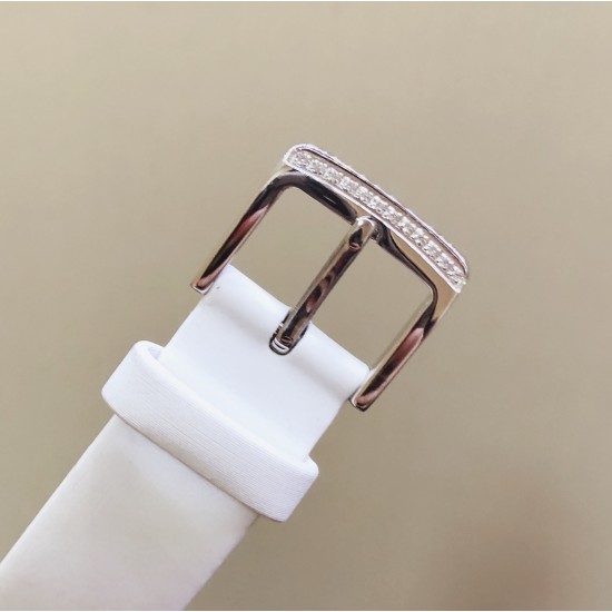 实拍 最新颜色 PIAGET伯爵 Limelight非凡珍品腕表系列 表壳直径为33mm ,电镀白金,瑞士朗达石英机芯 。手表表壳由花瓣造型上镶嵌112颗特制切割方形钻石于表圈 彰显奢华 蓝宝石水晶镜面 搭配绸缎丝绢皮。这不仅是一款非凡的腕表,更堪称一件珠宝工艺杰作,完美结合创意 打破常规的切割,彰显着珠宝腕表的优雅魅力 实拍 最新颜色 PIAGET伯爵 Limelight非凡珍品腕表系列 表壳直径为33mm ,电镀白金,瑞士朗达石英机芯 。手表表壳由花瓣造型上镶嵌112颗特制切割方形钻石于表圈 彰显奢华 蓝宝石水晶镜面 搭配绸缎丝绢皮。这不仅是一款非凡的腕表,更堪称一件珠宝工艺杰作,完美结合创意 打破常规的切割,彰显着珠宝腕表的优雅魅力