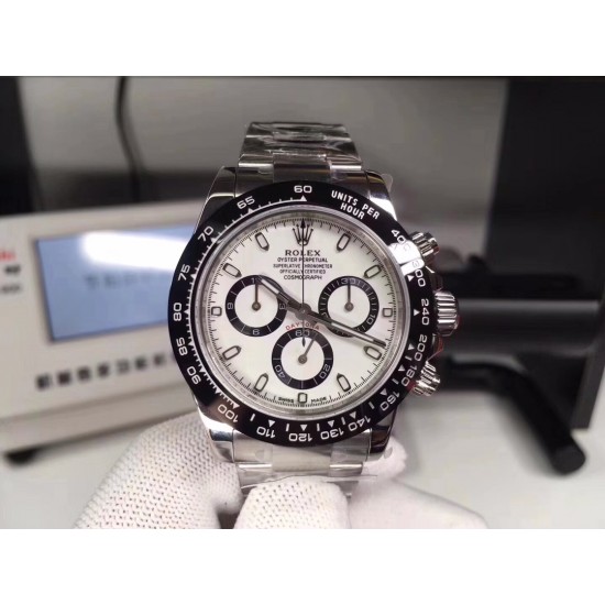 ROLEX 劳力士 专柜，和他们谈起热门款很少有货，Sales大姐说：劳力士从来不缺客户，缺的是货[捂脸]其实的确，说话是牛逼，但是是事实！绿水鬼很火吧，但迪通拿貌似逼格更高。9万多的公价已经被炒到了15万，肯定会破17！是真正一表难求。