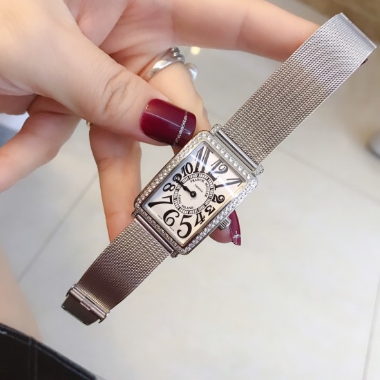 法兰克穆勒Franck muller 全新爆版长岛系列 经典时尚清晰数字面 女士潮流腕表 进口石英机芯 316L精钢表壳 精钢网贴手表带 本款腕表备受时尚女性喜爱 在不同的场合 映耀着她们各自的独特个性与迷人风华 法兰克穆勒Franck muller 全新爆版长岛系列 经典时尚清晰数字面 女士潮流腕表 进口石英机芯 316L精钢表壳 精钢网贴手表带 本款腕表备受时尚女性喜爱 在不同的场合 映耀着她们各自的独特个性与迷人风华