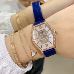 实拍 江诗丹顿-Vacheron Constantin 作为世界上历史悠久的钟表制造商从未停止生产，秉承悉力以赴，精益求精的品牌座右铭，其中有一款-Malte系列25530/000R-9742，经典酒桶型婉表，防磨水晶镜面，内部经反光处理，配置瑞士原装石英机芯，尺寸28.40*38.67毫米，厚度7.28毫米。表壳电镀18K白金/玫瑰金，表带有布绢带，牛皮带两种选择，针扣配带.市面最高版本，你值得拥有！