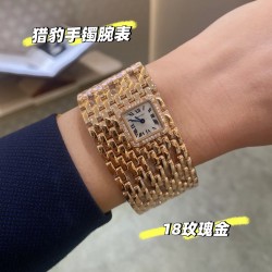 CR家 新品预售 Cartier猎豹手镯腕表既是手镯，也是腕表时尚与功能兼具，可以说是手腕上的艺术品~卡地亚猎豹手镯腕表，18K金工艺打造表链表壳 卡地亚经典DNA箭形蓝钢指针，蓝宝石水晶镜面，镀银表盘，2219毫米表盘 厚度6.55毫米。
