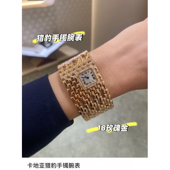 CR家 新品预售 Cartier猎豹手镯腕表既是手镯,也是腕表时尚与功能兼具,可以说是手腕上的艺术品~卡地亚猎豹手镯腕表,18K金工艺打造表链表壳 卡地亚经典DNA箭形蓝钢指针,蓝宝石水晶镜面,镀银表盘,2219毫米表盘 厚度6.55毫米。 CR家 新品预售 Cartier猎豹手镯腕表既是手镯,也是腕表时尚与功能兼具,可以说是手腕上的艺术品~卡地亚猎豹手镯腕表,18K金工艺打造表链表壳 卡地亚经典DNA箭形蓝钢指针,蓝宝石水晶镜面,镀银表盘,2219毫米表盘 厚度6.55毫米。
