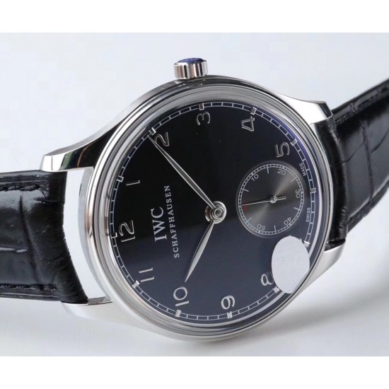 IWC 万国(葡萄牙系列)V3版 IW545408型腕表,简称“琼斯之剑”。正品开模,干练整洁,专为男士打造的腕表。锅盖蓝宝石玻璃,手动上弦的滴答声,背透镶嵌的红宝石,来回摆动的游丝走线,纯粹的机械之美,都让每个狂热的机械爱好者深深着迷!表盘尺寸:44毫米X10机芯类型:手动机㭜系列型号:98295动力储存:46小时表镜材质:兰宝石玻璃表带材质:意大利小牛皮表扣类型:针扣后盖表底:透底功能风格:6位小秒针,纯粹机械之美! IWC 万国(葡萄牙系列)V3版 IW545408型腕表,简称“琼斯之剑”。正品开模,干练整洁,专为男士打造的腕表。锅盖蓝宝石玻璃,手动上弦的滴答声,背透镶嵌的红宝石,来回摆动的游丝走线,纯粹的机械之美,都让每个狂热的机械爱好者深深着迷!表盘尺寸:44毫米X10机芯类型:手动机㭜系列型号:98295动力储存:46小时表镜材质:兰宝石玻璃表带材质:意大利小牛皮表扣类型:针扣后盖表底:透底功能风格:6位小秒针,纯粹机械之美!