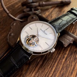 积家（Jaeger-LeCoultre）男士腕表，6字位置置设陀飞轮装置，精美的摆轮与擒纵轮不断的摆动，表盘镶贴了立体锥形的时标刻度 腕表采用42mm精钢材质！