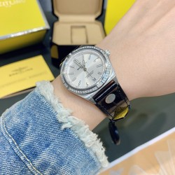 【全银黑】全新百年灵机械计时腕表-南海胶囊系列(chronometer Automatic 36)具有醒目的色彩和夜光.让人联想起夏日 海洋生物和葱郁草木所营造的令人陶醉的氛围。这款优雅的现代复古灵感腕表适合想在人群脱颖而出的女士。融合优异性能和造型美感，时尚而优雅，适合各种场合，多种金属表壳可供选择，镶嵌彩色宝石钻，从炫酷的精钢材质百搭双色间金乃至豪华红金，一应俱全，时标和多姿多彩表盘，搭载2824机械机芯，尺寸:36mm 是百年灵最新女士机械计时系列的灵动姐妹表款。