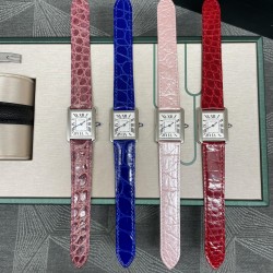 卡地亚超薄坦克Cartier Tank Solo系列 搭配彩色鳄鱼皮卡地亚超薄坦克Cartier Tank Solo系列，进口瑞士石英机芯，圆珠形表冠，镶嵌一颗凸圆形合成尖晶石，珠光红表盘，罗马数字时标，剑形蓝钢指针，蓝宝石水晶镜面，搭配意大利牛皮表带。直径：小号2431mm,中号2734mm。