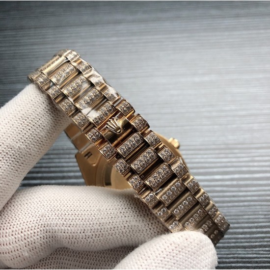劳力士ROLEX R40 SF Factory 新款Oyster Perpetual Pearlmaster 39(蚝式恒动Pearlmaster 39)腕表,堪为宝石镶嵌腕表系列之瑰宝。 永恒黄金腕表镶嵌最珍稀的钻石,充分展现劳力士在宝石镶嵌方面的非凡技艺。品牌:Rolex劳力士系列:蚝式恒动腕表机芯:全自动机械表带:镶钻精钢表链尺寸:43.5 x 13mm材料:316精钢+蓝宝石玻璃 三杰精致推荐男士机械腕表 SJ为你精心打造超真实实物图拍摄 劳力士ROLEX R40 SF Factory 新款Oyster Perpetual Pearlmaster 39(蚝式恒动Pearlmaster 39)腕表,堪为宝石镶嵌腕表系列之瑰宝。 永恒黄金腕表镶嵌最珍稀的钻石,充分展现劳力士在宝石镶嵌方面的非凡技艺。品牌:Rolex劳力士系列:蚝式恒动腕表机芯:全自动机械表带:镶钻精钢表链尺寸:43.5 x 13mm材料:316精钢+蓝宝石玻璃 三杰精致推荐男士机械腕表 SJ为你精心打造超真实实物图拍摄