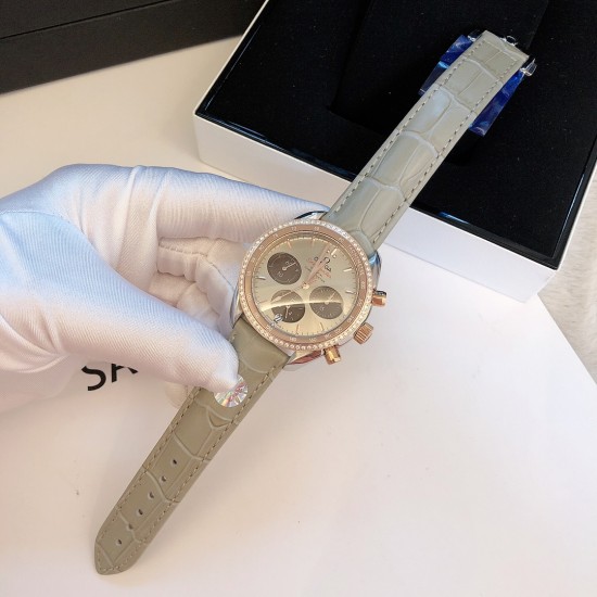 时光淙淙,细品每一刻芳香醇厚。欧米茄超霸系列38mm“卡布奇诺”有着双色的表盘配色,3个椭圆形小表盘的设计也令人眼前一亮。316精钢表壳福独特和欧米茄独特的Sedna️18K金搭配,整个表壳外圈镶钻,显得璀璨耀眼,匠具独心的双重表圈设计将钻石的闪亮光泽与超霸原型表款的运动精神完美融合,简直太显精致时髦感了!如此传奇的它颜值真的超能打,此款配色真的很治愈,不仅颜色百搭,完全不挑肤色! 时光淙淙,细品每一刻芳香醇厚。欧米茄超霸系列38mm“卡布奇诺”有着双色的表盘配色,3个椭圆形小表盘的设计也令人眼前一亮。316精钢表壳福独特和欧米茄独特的Sedna️18K金搭配,整个表壳外圈镶钻,显得璀璨耀眼,匠具独心的双重表圈设计将钻石的闪亮光泽与超霸原型表款的运动精神完美融合,简直太显精致时髦感了!如此传奇的它颜值真的超能打,此款配色真的很治愈,不仅颜色百搭,完全不挑肤色!