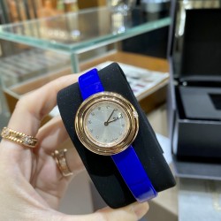 全网女生听我的！买它…❤️。     伯爵“时来运转”顶级奢侈品入门款精致的 29mm尺寸大小！第一眼看到它的时候我一眼就中，首先是外观设计足够百搭，➕上外层一圈可来回转动 很有寓意、一起“转动，遇见非凡”。上手很秀气，彩色鳄鱼皮可轻松拆卸 看上去就高端，机芯采用瑞士进口石英机芯，螺旋式表圈316L精钢打磨抛光 表面光亮如镜、表盘内圈钻石刻度 11颗⭕️圆形美钻（约0.07克拉）外圈一颗圆形美钻（约0.05克拉）