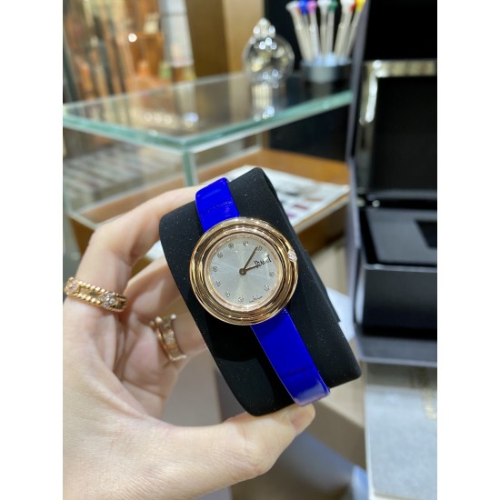 全网女生听我的!买它…❤️。 伯爵“时来运转”顶级奢侈品入门款精致的 29mm尺寸大小!第一眼看到它的时候我一眼就中,首先是外观设计足够百搭,➕上外层一圈可来回转动 很有寓意、一起“转动,遇见非凡”。上手很秀气,彩色鳄鱼皮可轻松拆卸 看上去就高端,机芯采用瑞士进口石英机芯,螺旋式表圈316L精钢打磨抛光 表面光亮如镜、表盘内圈钻石刻度 11颗⭕️圆形美钻(约0.07克拉)外圈一颗圆形美钻(约0.05克拉) 全网女生听我的!买它…❤️。 伯爵“时来运转”顶级奢侈品入门款精致的 29mm尺寸大小!第一眼看到它的时候我一眼就中,首先是外观设计足够百搭,➕上外层一圈可来回转动 很有寓意、一起“转动,遇见非凡”。上手很秀气,彩色鳄鱼皮可轻松拆卸 看上去就高端,机芯采用瑞士进口石英机芯,螺旋式表圈316L精钢打磨抛光 表面光亮如镜、表盘内圈钻石刻度 11颗⭕️圆形美钻(约0.07克拉)外圈一颗圆形美钻(约0.05克拉)