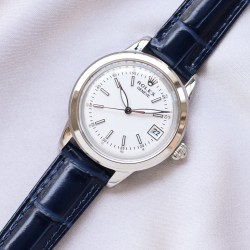 爆款推荐演绎百变女神，年度最佳女款  劳力士新款ROLEX  时尚女表 简约三针 夜时超强夜光独特3⃣️字位日历 1⃣️团队历时9个月精心设计，敢为人先，力求完美，突破多层技术瓶颈 2️⃣ 市场独家最新锅盖玻璃材质，超强的3D立体感，超薄工艺，直径35mm3️⃣款式采用原装9015机芯（非国产），每小时振频28800次，零返修质量✅4️⃣款式搭配意大利牛皮让手腕更贴合舒适！