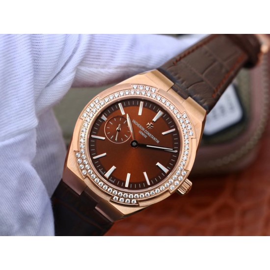 Vacheron Constantin江诗丹顿纵横四海系列OVERSEAS女款小号型2300v/2305v【表壳】表径3610.8mm 同步原装 质感细腻大方 蓝宝石镜面【字面】表盘经旭日纹缎面拉丝工艺处理 深邃优雅 18k金时标均带白色夜光涂层【机芯】CITIZEN8系列改Cal.5300机芯(机芯稳定零返修 )后原装18k纳米镀金质摆陀【表带扣】半马其他十字三片折叠式表扣 进口牛皮表带越欣赏 越懂欣赏 Vacheron Constantin江诗丹顿纵横四海系列OVERSEAS女款小号型2300v/2305v【表壳】表径3610.8mm 同步原装 质感细腻大方 蓝宝石镜面【字面】表盘经旭日纹缎面拉丝工艺处理 深邃优雅 18k金时标均带白色夜光涂层【机芯】CITIZEN8系列改Cal.5300机芯(机芯稳定零返修 )后原装18k纳米镀金质摆陀【表带扣】半马其他十字三片折叠式表扣 进口牛皮表带越欣赏 越懂欣赏