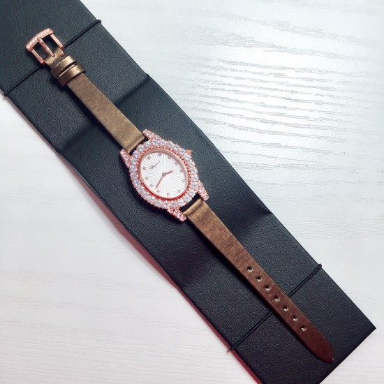 ❤️实拍 萧邦新款 LHEURE DU DIAMANT MEDIUM OVAL 此款LHeure du Diamant 椭圆形切割雕纹镶钻表盘 环以点缀钻石的表圈 优雅气韵 时尚风格和萧邦精湛的手工艺尽显无遗 光华耀目 ❤️实拍 萧邦新款 LHEURE DU DIAMANT MEDIUM OVAL 此款LHeure du Diamant 椭圆形切割雕纹镶钻表盘 环以点缀钻石的表圈 优雅气韵 时尚风格和萧邦精湛的手工艺尽显无遗 光华耀目