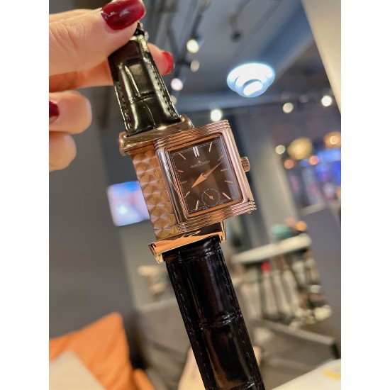 新款积家经典翻转系列高级女士腕表[飞吻][飞吻]精钢表壳，独特设计180度旋转翻盖，内置瑞士石英机芯，走时精准稳定！真皮表带，尺寸1比1[色][色]尺寸：23*34mm 厚度：13.5mm】