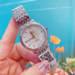 专柜同步发售欧米茄（OMEGA)  【精湛品质-女神专属】-女士精品腕表 碟飞典雅系列 原版复刻1:1，表款堪称是系列中最迷人的表款之一，尽显优雅气质与低调奢华，顶端表壳以316精钢打造，搭载日本进口西铁城机械 零返修  来自进口316钢表带 历经多道工序，防汗水，耐腐蚀 表盘-蓝宝石高清镜面 壳身整体超强立体感 精雕细琢，卓绝技艺 品质保证 尺寸：32mm厚11mm 时尚百搭，精致华贵呈现自然魅力