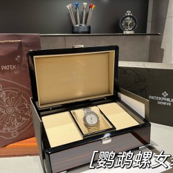 百达翡丽运动优雅鹦鹉螺女款腕表P强势来袭！细节说明1⃣️搭配定制版9015机改Cal.324sc自动机芯，动能储存45小时，振频28800每小时！2⃣️316L定制级人体工程学表带！3⃣️腕表尺寸35.2MM，与原装一致！4⃣️镶嵌56颗施华洛世奇水晶钻与正品钻石数量一致 ！5⃣️表镜双面防眩目蓝宝石水晶玻璃。6⃣️字面色泽均与正品一致！“没人能拥有百达翡丽，只不过为下一代保管而已。”优雅大气 完美演绎职场女性的时尚品味，在优雅之余又不失强悍霸气。匠心力作 欢迎您的品鉴！