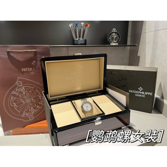 百达翡丽运动优雅鹦鹉螺女款腕表P强势来袭!细节说明1⃣️搭配定制版9015机改Cal.324sc自动机芯,动能储存45小时,振频28800每小时!2⃣️316L定制级人体工程学表带!3⃣️腕表尺寸35.2MM,与原装一致!4⃣️镶嵌56颗施华洛世奇水晶钻与正品钻石数量一致 !5⃣️表镜双面防眩目蓝宝石水晶玻璃。6⃣️字面色泽均与正品一致!“没人能拥有百达翡丽,只不过为下一代保管而已。”优雅大气 完美演绎职场女性的时尚品味,在优雅之余又不失强悍霸气。匠心力作 欢迎您的品鉴! 百达翡丽运动优雅鹦鹉螺女款腕表P强势来袭!细节说明1⃣️搭配定制版9015机改Cal.324sc自动机芯,动能储存45小时,振频28800每小时!2⃣️316L定制级人体工程学表带!3⃣️腕表尺寸35.2MM,与原装一致!4⃣️镶嵌56颗施华洛世奇水晶钻与正品钻石数量一致 !5⃣️表镜双面防眩目蓝宝石水晶玻璃。6⃣️字面色泽均与正品一致!“没人能拥有百达翡丽,只不过为下一代保管而已。”优雅大气 完美演绎职场女性的时尚品味,在优雅之余又不失强悍霸气。匠心力作 欢迎您的品鉴!