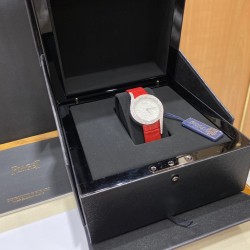 伯爵69Limelight Gala腕表超级版，原装开模，修正现市面任何版本的不足！皮带可配原装【精彩细节】腕表尺寸32mm运用一流的壳套打磨工艺，诠释伯爵优雅气质。.采用定制版瑞士石英机芯，续航给力，走时稳健，零返修。镶饰60颗明亮式切割钻（约0.92克拉）。表扣镶饰单颗明亮式切割施华洛世奇美钻（约0.01克拉）动人线条衬托优雅气质，吊牌有芯片感应。